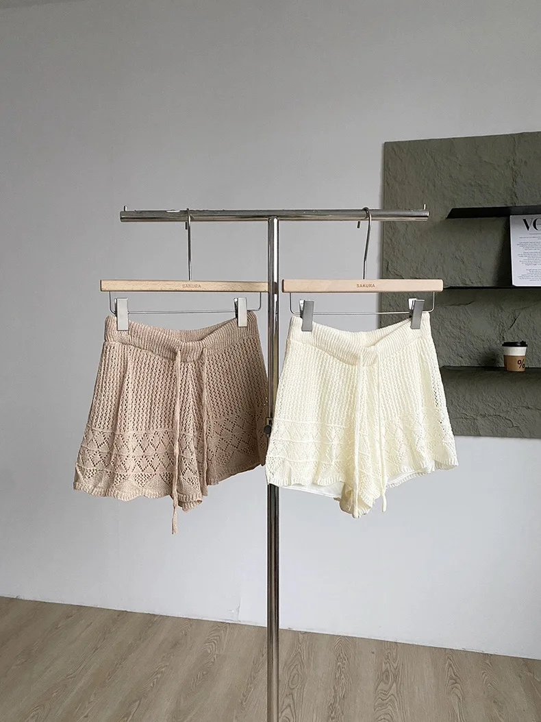 Женские летние осенние вязаные шорты с завязками на талии, женские однотонные свободные короткие брюки с высокой талией
Женские летние осенние вязаные шорты с завязками на талии, женские однотонные свободные короткие брюки с высокой талией