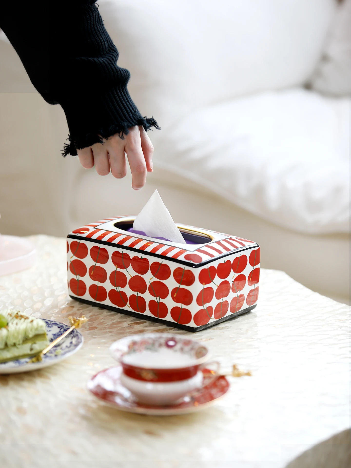 Retro Hand-Painted Cerc Tissue Box Red Living Room Decor Tea Table Ornaments Storage Box Home Use Napkin Der Box
Retro Hand-Painted Cerc Tissue Box Red Living Room Decor Tea Table Ornaments Storage Box Home Use Napkin Der Box