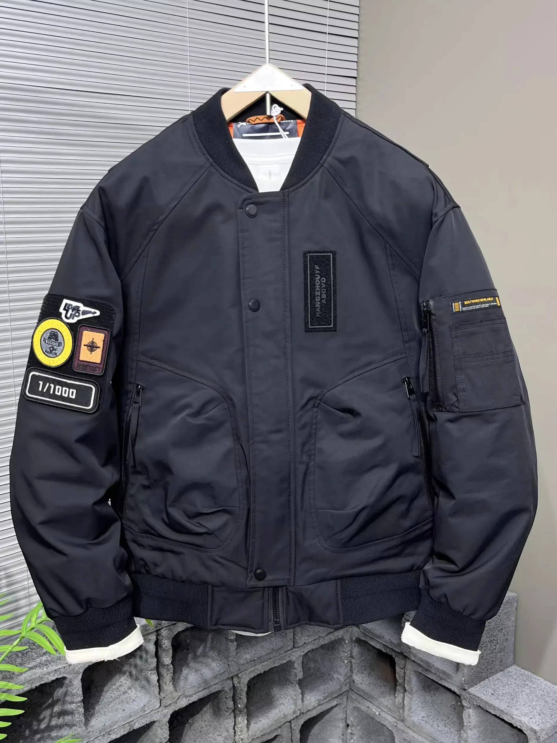 Новая зимняя мужская утепленная куртка-бомбер с воротником-стойкой, длинными рукавами, приталенного кроя, теплая повседневная модная верхняя одежда
Новая зимняя мужская утепленная куртка-бомбер с воротником-стойкой, длинными рукавами, приталенного кроя, теплая повседневная модная верхняя одежда