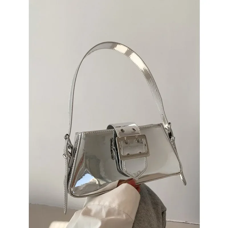 Y2K Style Women's Shoulder Bag, Fashionable and Simple, Suitable Girls Street Wear, Portable Silver Sweet Cool Hot Girl Style
Y2K Style Women's Shoulder Bag, Fashionable and Simple, Suitable Girls Street Wear, Portable Silver Sweet Cool Hot Girl Style