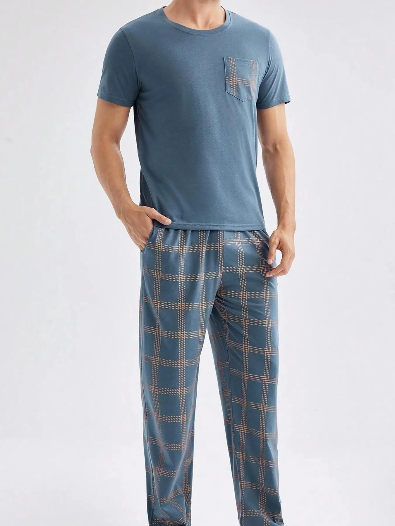 This is the 2025 new men's patchwork pocket shirt and checkered pants homewear set, suitable for spring and summer. It's a long
This is the 2025 new men's patchwork pocket shirt and checkered pants homewear set, suitable for spring and summer. It's a long