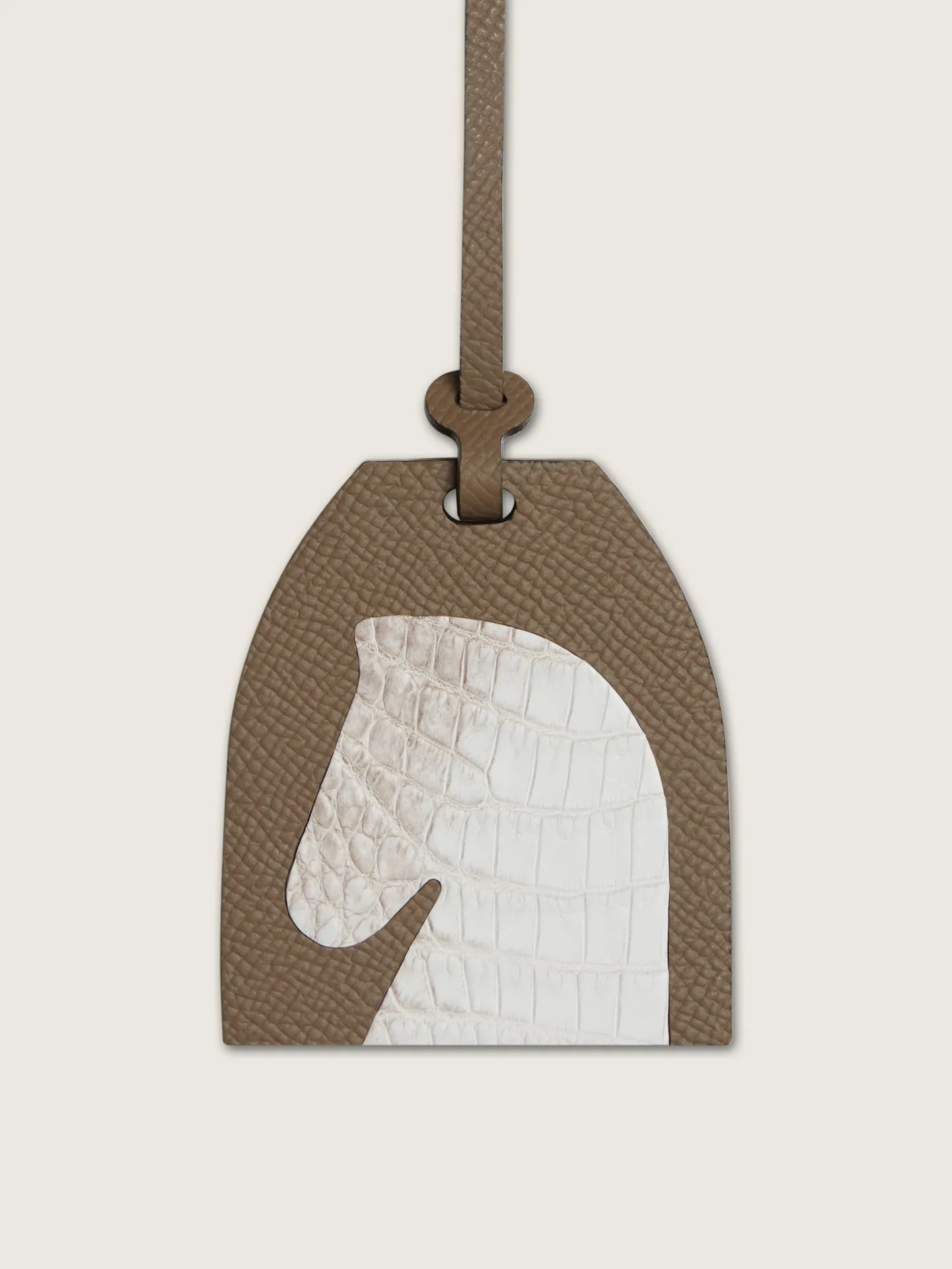 2026 Женский брелок-подвеска ручной работы из экзотической кожи в форме головы лошади, роскошный автомобильный декор, украшение для сумки
2026 Женский брелок-подвеска ручной работы из экзотической кожи в форме головы лошади, роскошный автомобильный декор, украшение для сумки