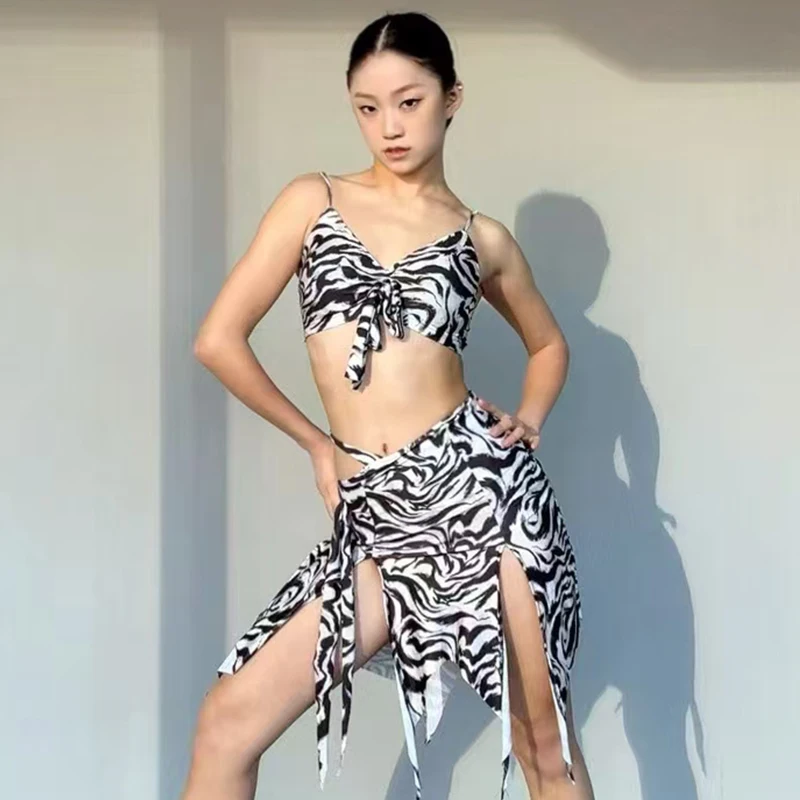 Sexy Latin Dance Clothes Women Zebra Print Short Tops Slit Skirt Club Dance Wear Cha Cha Rumba Samba Dance Practice Sets NV22369
Sexy Latin Dance Clothes Women Zebra Print Short Tops Slit Skirt Club Dance Wear Cha Cha Rumba Samba Dance Practice Sets NV22369
