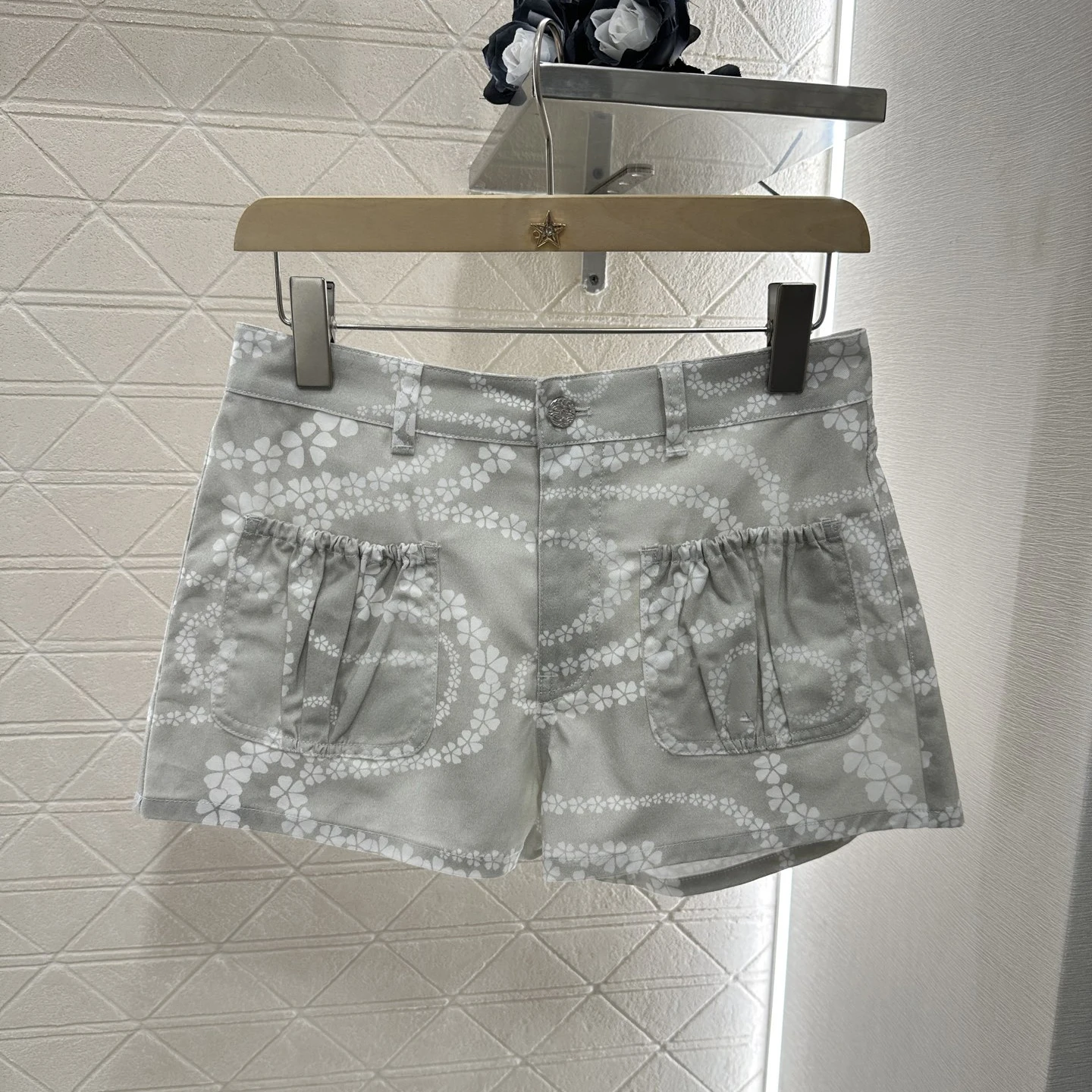 2025 Summer Snake Print Denim Jacket & Camellia A-Line High-Waisted Shorts Set for Women – Stylish Casual Outfit with Pockets
2025 Summer Snake Print Denim Jacket & Camellia A-Line High-Waisted Shorts Set for Women – Stylish Casual Outfit with Pockets