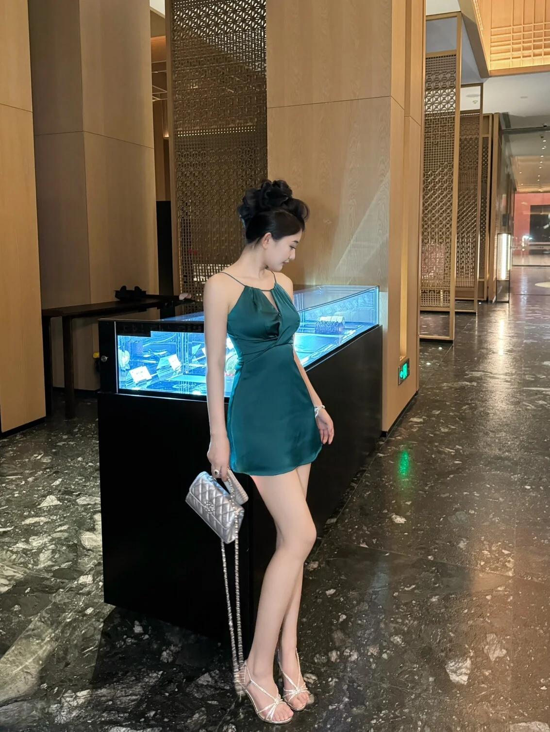 Green Sapphire Knot Dress Silk Satin Waist Cinched Slimming Neck Hanging Dress Commute Style Formal Occasion City Commute
Green Sapphire Knot Dress Silk Satin Waist Cinched Slimming Neck Hanging Dress Commute Style Formal Occasion City Commute