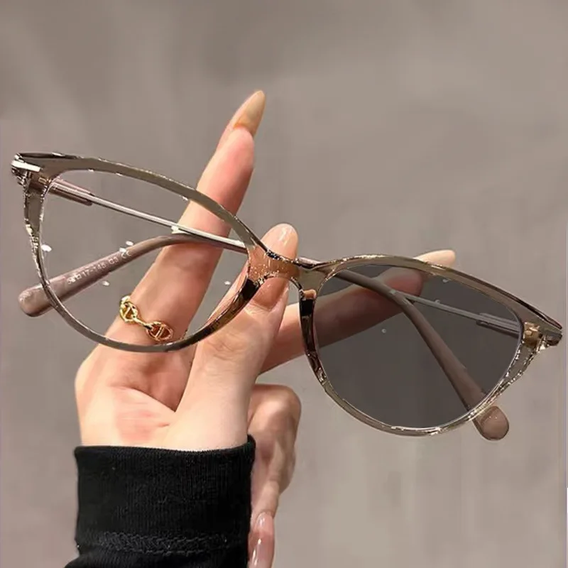 Cat's eye anti-blue light flat light mirror photosensitive color-changing sunglasses for women myopia glasses
Cat's eye anti-blue light flat light mirror photosensitive color-changing sunglasses for women myopia glasses