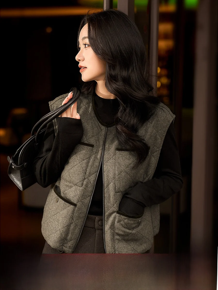 XiaoHanGe Warmth Bla Tech Series Diamond Pattern Woolen Workwear Layered Cotton Vest Autumn Winter Women's Faion
XiaoHanGe Warmth Bla Tech Series Diamond Pattern Woolen Workwear Layered Cotton Vest Autumn Winter Women's Faion