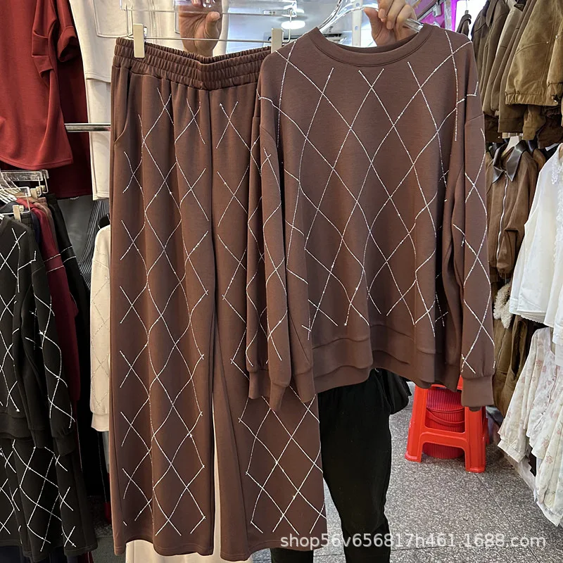 2026 Новый весенний женский комплект из двух предметов с блестящими бриллиантами в клетку, пуловер с длинными рукавами, толстовка с капюшоном, топ + широкие повседневные брюки с эластичной резинкой на талии
2026 Новый весенний женский комплект из двух предметов с блестящими бриллиантами в клетку, пуловер с длинными рукавами, толстовка с капюшоном, топ + широкие повседневные брюки с эластичной резинкой на талии