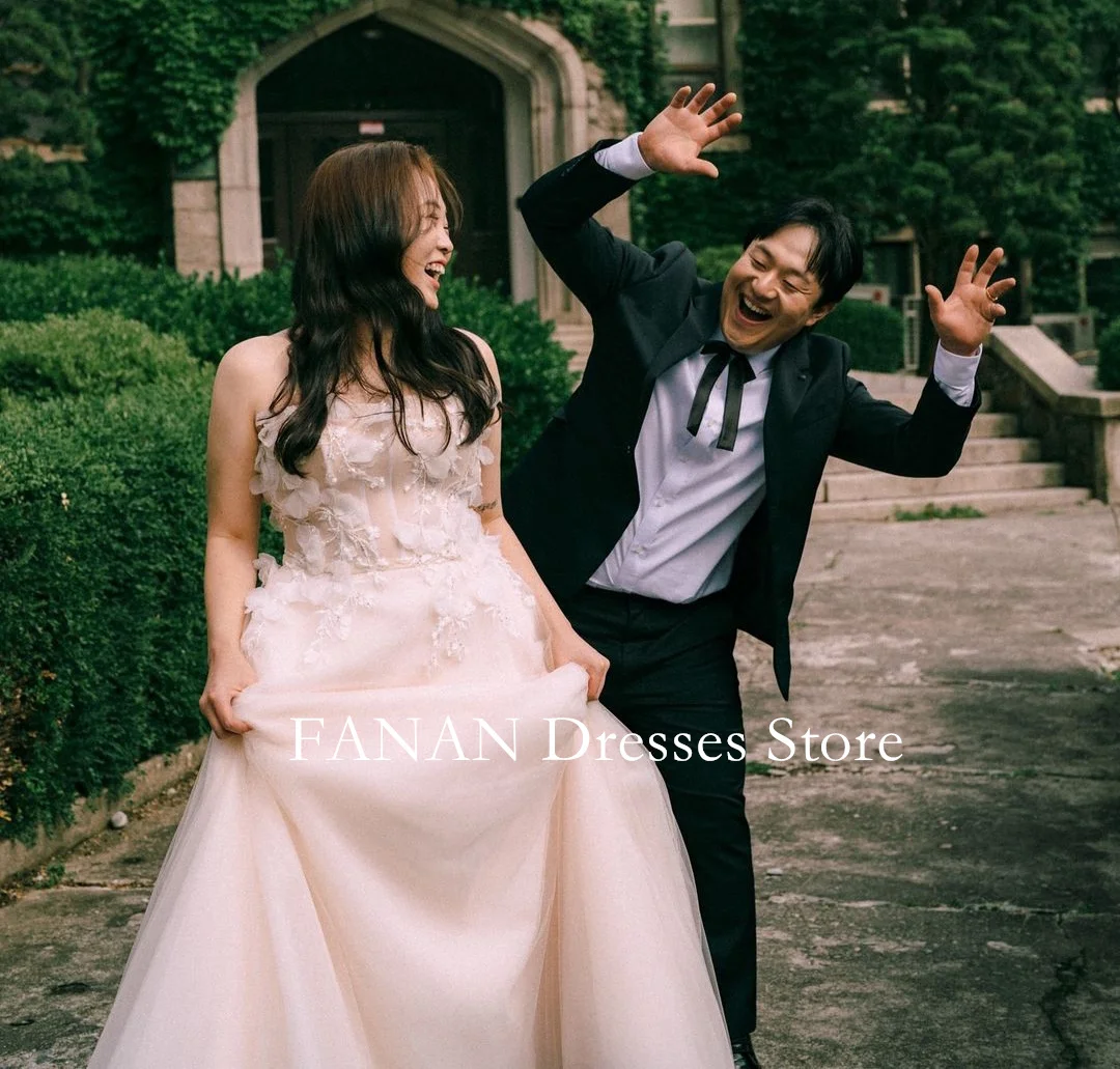FANAN Korea Strapless Appliques Wedding Dresses 웨딩드레스 Ivory Vintage A-Line Lace-up Tulle Custom Made Bride Gowns Plus Size
FANAN Korea Strapless Appliques Wedding Dresses 웨딩드레스 Ivory Vintage A-Line Lace-up Tulle Custom Made Bride Gowns Plus Size