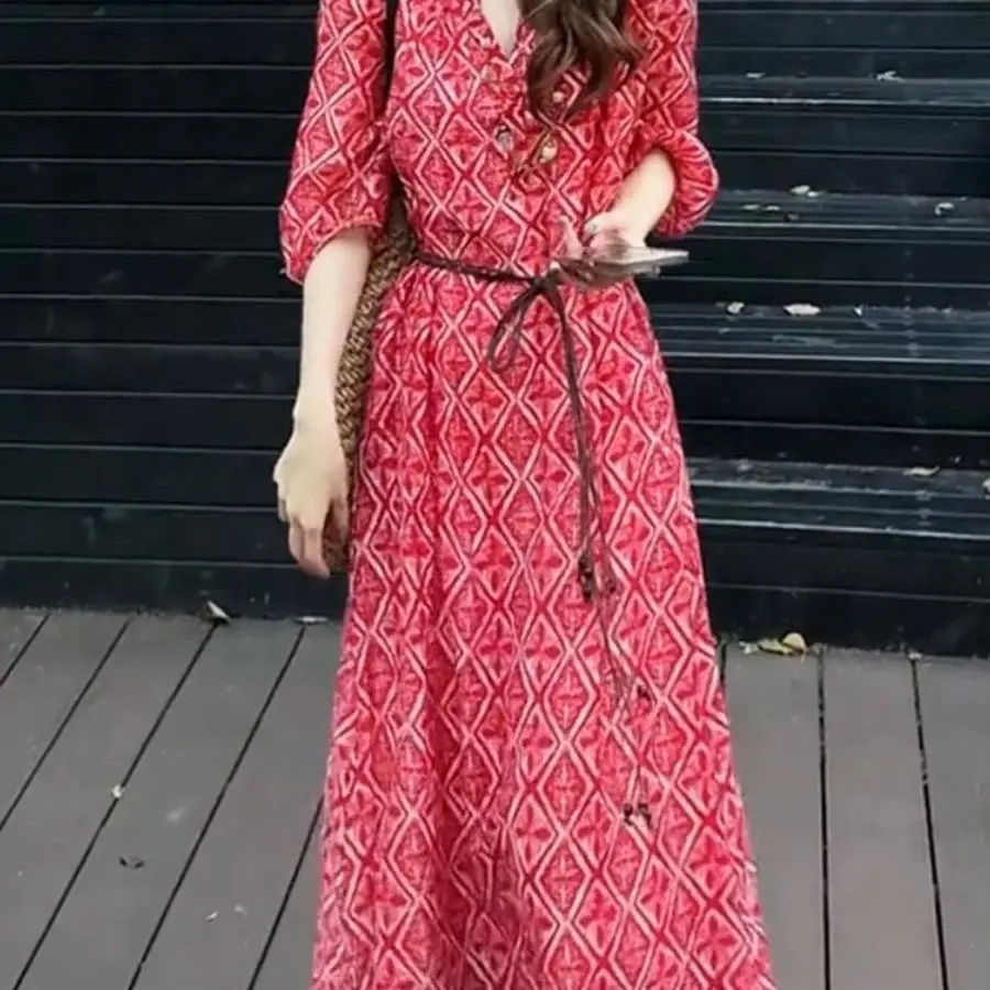 Vacation style French temperament printed V-neck dress women's 2026 summer new loose and thin meat-covered long skirt
Vacation style French temperament printed V-neck dress women's 2026 summer new loose and thin meat-covered long skirt