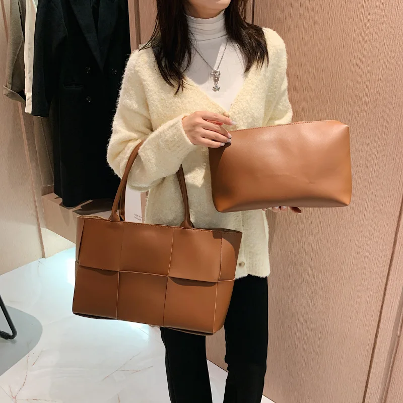 New Solid Color Shoulder Tote Bags Fashion Woven Shoulder Portable Messenger Bag Joker Tote Luxury Designer Handbag
New Solid Color Shoulder Tote Bags Fashion Woven Shoulder Portable Messenger Bag Joker Tote Luxury Designer Handbag