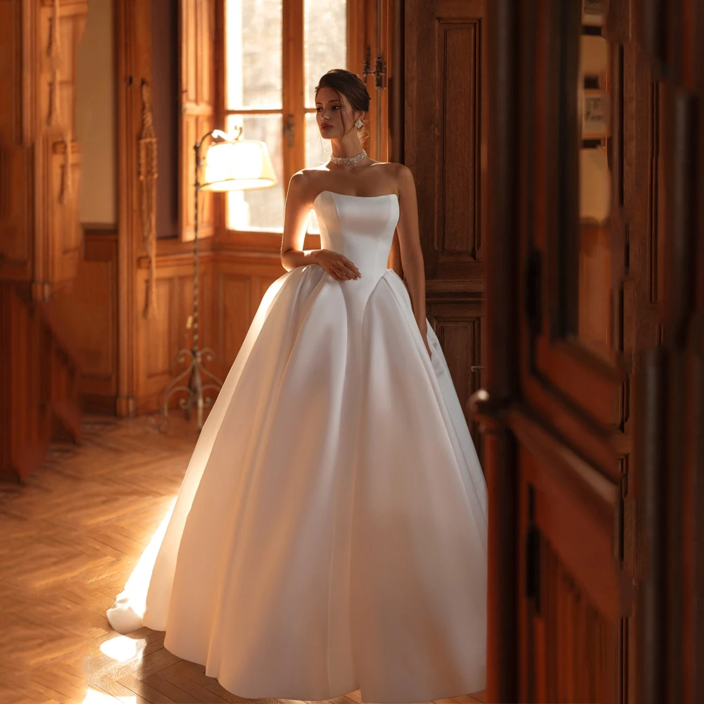 Customized Strapless Satin Pleated A-Line Wedding Dress For Women Button Back Sleeveless Sweep Train Elegant Bridal Party Gown
Customized Strapless Satin Pleated A-Line Wedding Dress For Women Button Back Sleeveless Sweep Train Elegant Bridal Party Gown