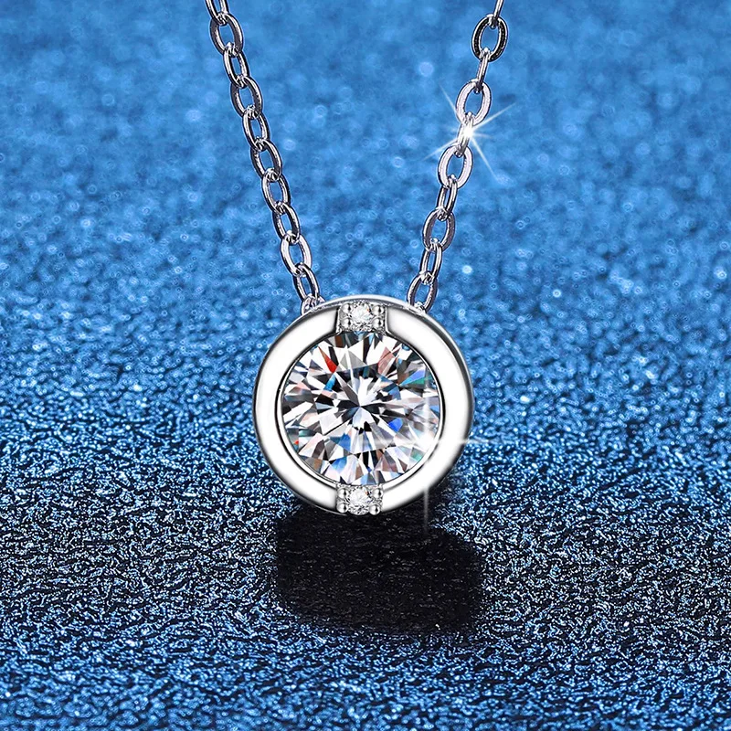D Color Moissanite Necklace Round Pendant 18K Gold with 1 Carat Diamond Moissanite Necklace Platinum PT950 Imprint
D Color Moissanite Necklace Round Pendant 18K Gold with 1 Carat Diamond Moissanite Necklace Platinum PT950 Imprint