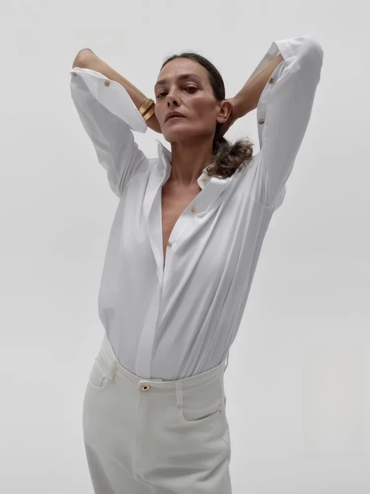 Коллекция Red Label Весна 2025: Приталенная рубашка с длинным рукавом, прямого кроя, из чистого хлопка, стандартная длина рукава, воротник-стойка.
Коллекция Red Label Весна 2025: Приталенная рубашка с длинным рукавом, прямого кроя, из чистого хлопка, стандартная длина рукава, воротник-стойка.