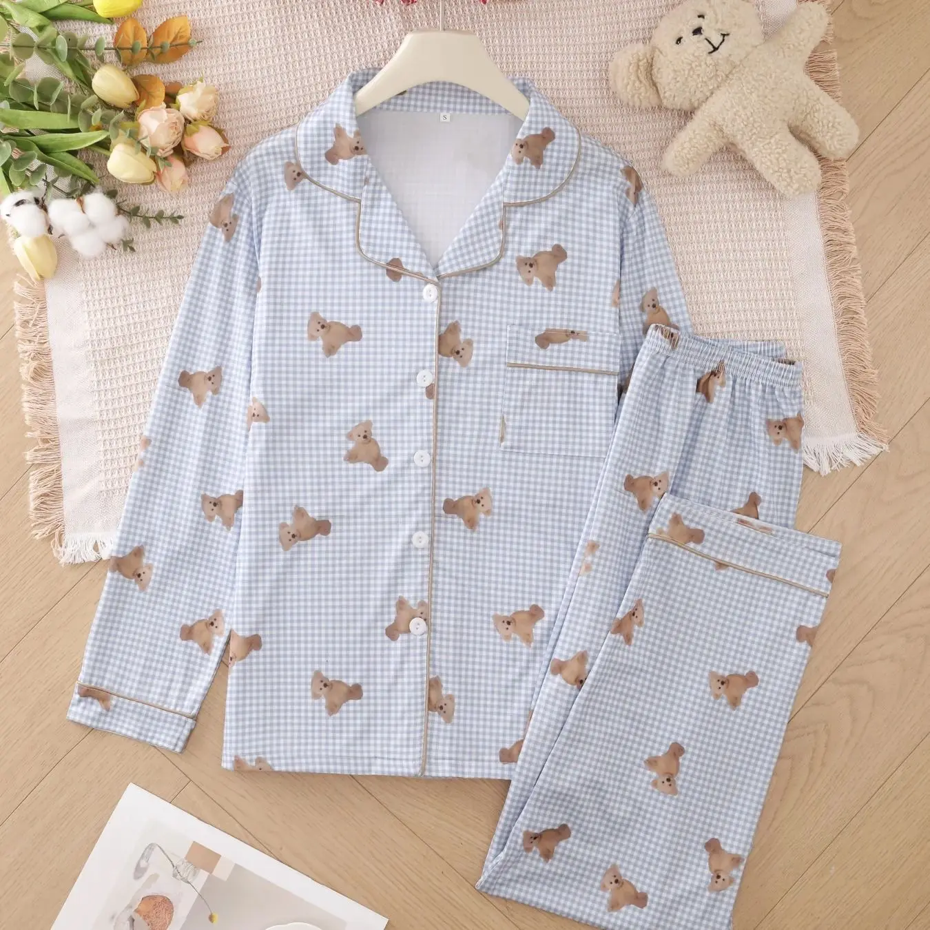 College style teddy bear printed pajama set with long sleeves, lapels, cardigans, long pants, fresh and wearable home clothes
College style teddy bear printed pajama set with long sleeves, lapels, cardigans, long pants, fresh and wearable home clothes