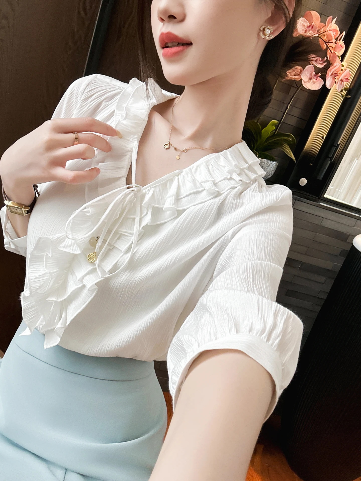 Двухслойная женская футболка с V-образным вырезом и кружевной отделкой, удобная, дышащая, повседневная, летняя
Двухслойная женская футболка с V-образным вырезом и кружевной отделкой, удобная, дышащая, повседневная, летняя