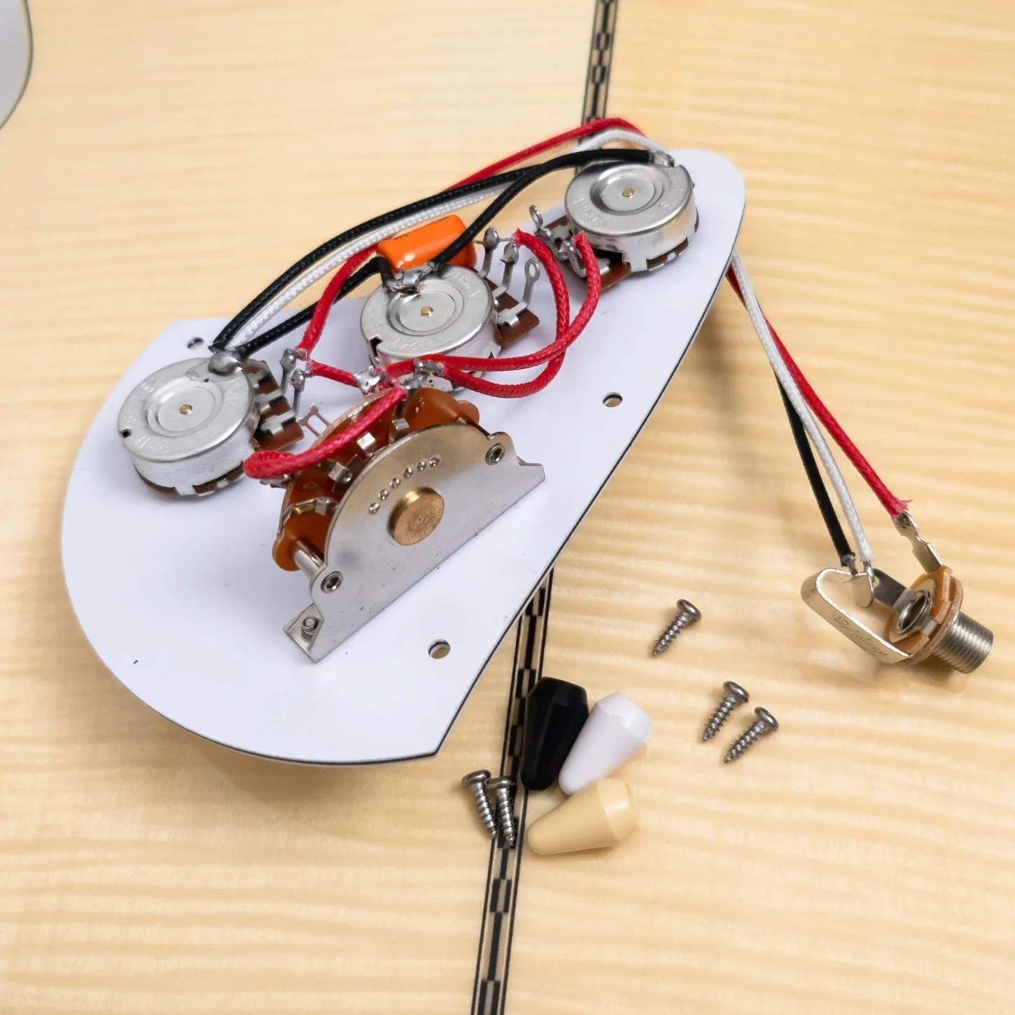 Prewired ST Guitar Pickguard Wiring Harness Kit 3x 250K Brass Pots 5 Way Switch Orange Capacitors Electric Guitar Parts
Prewired ST Guitar Pickguard Wiring Harness Kit 3x 250K Brass Pots 5 Way Switch Orange Capacitors Electric Guitar Parts