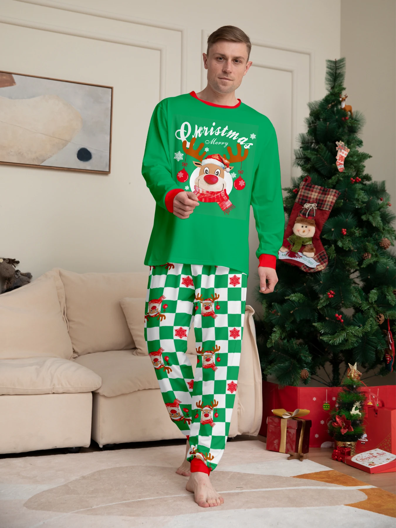 Мужской рождественский пижамный комплект, топ с рисунком оленя и клетчатые штаны в шахматную клетку
Мужской рождественский пижамный комплект, топ с рисунком оленя и клетчатые штаны в шахматную клетку