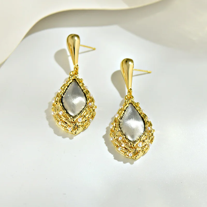 French vintage stud earrings with a light and luxurious high-end feel. Mini pearl metal earrings with an elegant look.
French vintage stud earrings with a light and luxurious high-end feel. Mini pearl metal earrings with an elegant look.