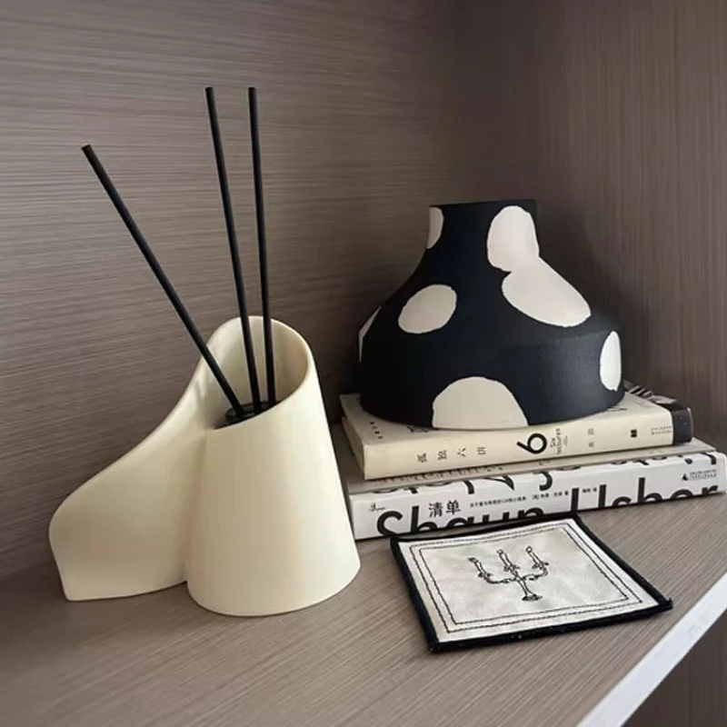 Modern simple aromatherapy rattan diffuser hotel homestay home living room study indoor lasting fragrance art ornament
Modern simple aromatherapy rattan diffuser hotel homestay home living room study indoor lasting fragrance art ornament
