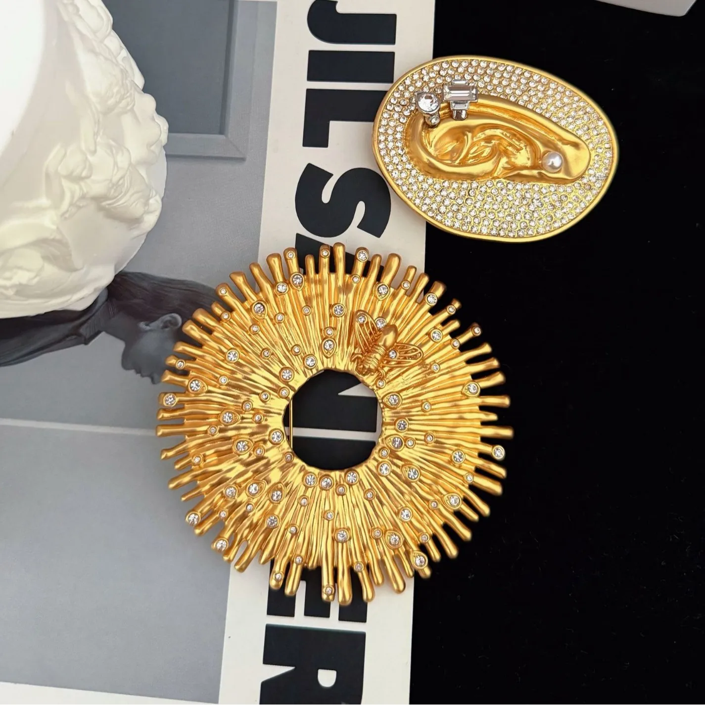 Heavy Full Zircon Ear Brooch & Sun Texture Bee Brooch Brass Insect Pin Series
Heavy Full Zircon Ear Brooch & Sun Texture Bee Brooch Brass Insect Pin Series