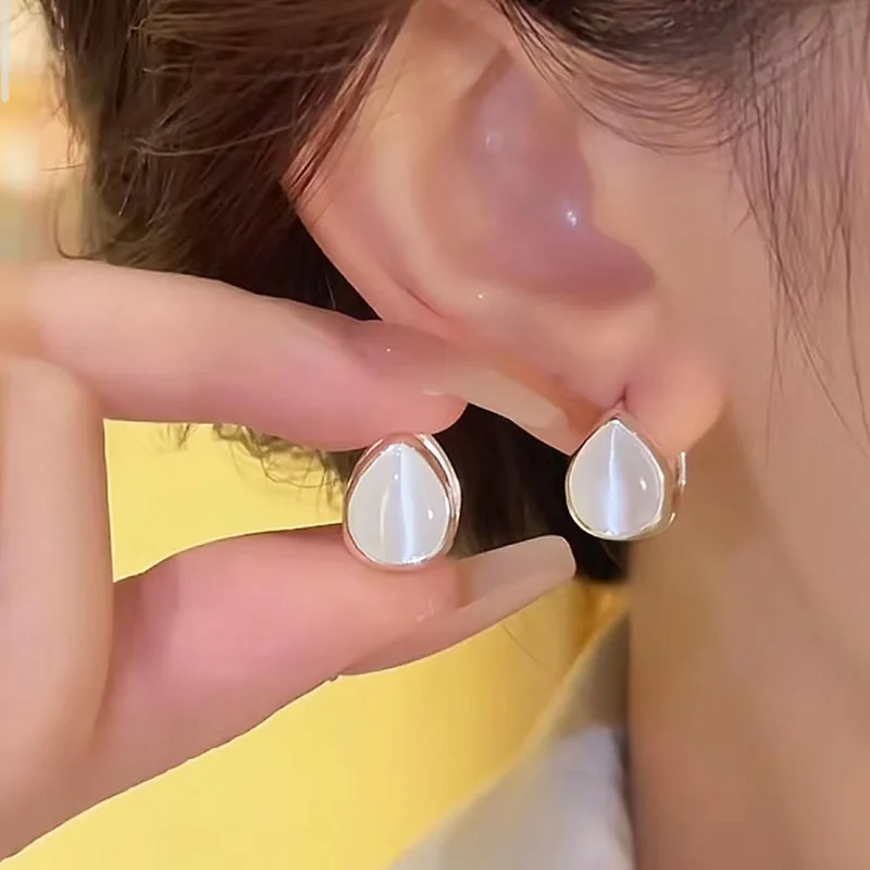 Silver Double-Sided Teardrop Cat's Eye Stud Earrings Stylish and versatile design 2025 New Arrival Niche Luxury Earrings
Silver Double-Sided Teardrop Cat's Eye Stud Earrings Stylish and versatile design 2025 New Arrival Niche Luxury Earrings