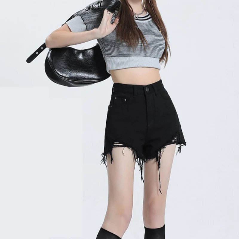 Simple and distressed denim shorts, new spring and summer thin high waisted design, loose A-line denim wide leg hot pants
Simple and distressed denim shorts, new spring and summer thin high waisted design, loose A-line denim wide leg hot pants