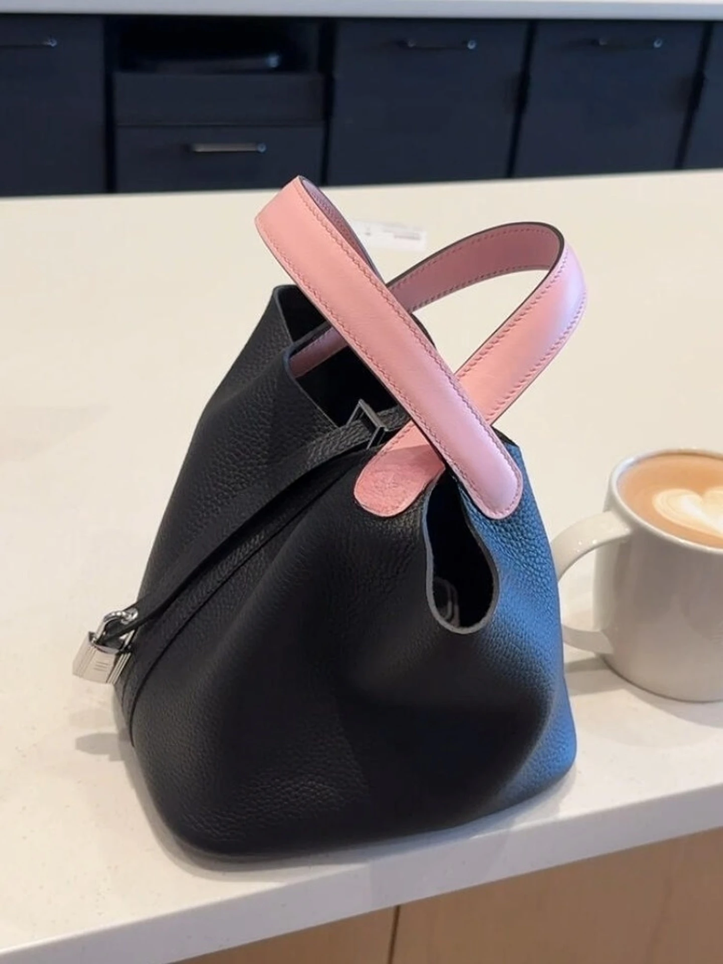 Elegant Bucket Handbag Women's Fashion 2026 New Style Handheld Market Basket Bag Soft PU Leather Commuting Shoulder Bag
Elegant Bucket Handbag Women's Fashion 2026 New Style Handheld Market Basket Bag Soft PU Leather Commuting Shoulder Bag