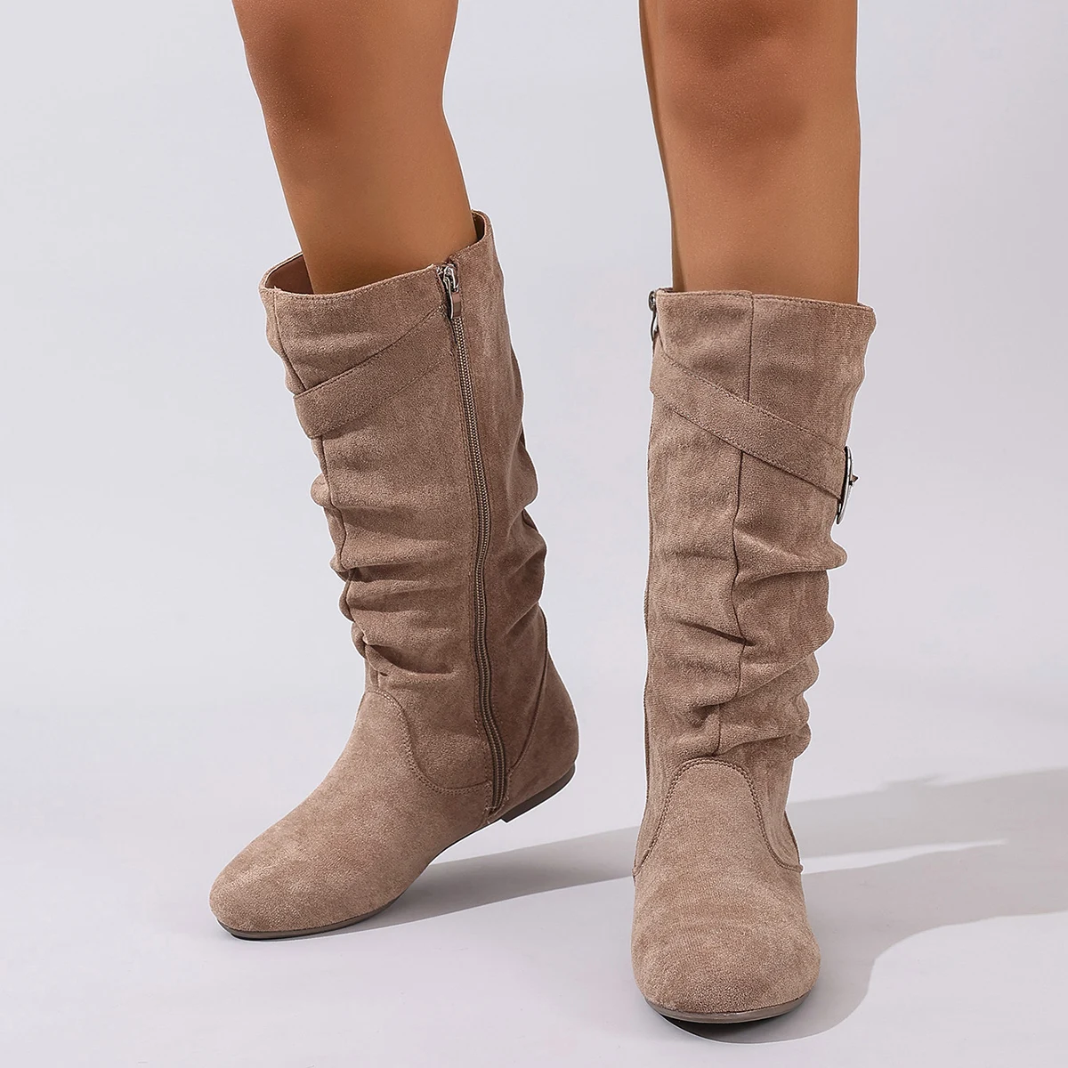 Плиссированные боковые молнии цвета хаки, полоски с пряжками на плоской подошве. Сапоги средней длины. Стильные и элегантные женские сапоги. 
Плиссированные боковые молнии цвета хаки, полоски с пряжками на плоской подошве. Сапоги средней длины. Стильные и элегантные женские сапоги.