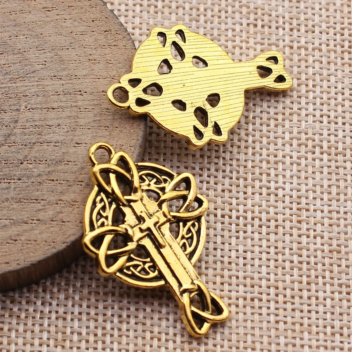 20pcs 24x37mm(0.94x1.46inch) 2 Colors Antique Gold Color Antique Silver Color Celtic Knot Cross Charms Pendants
20pcs 24x37mm(0.94x1.46inch) 2 Colors Antique Gold Color Antique Silver Color Celtic Knot Cross Charms Pendants