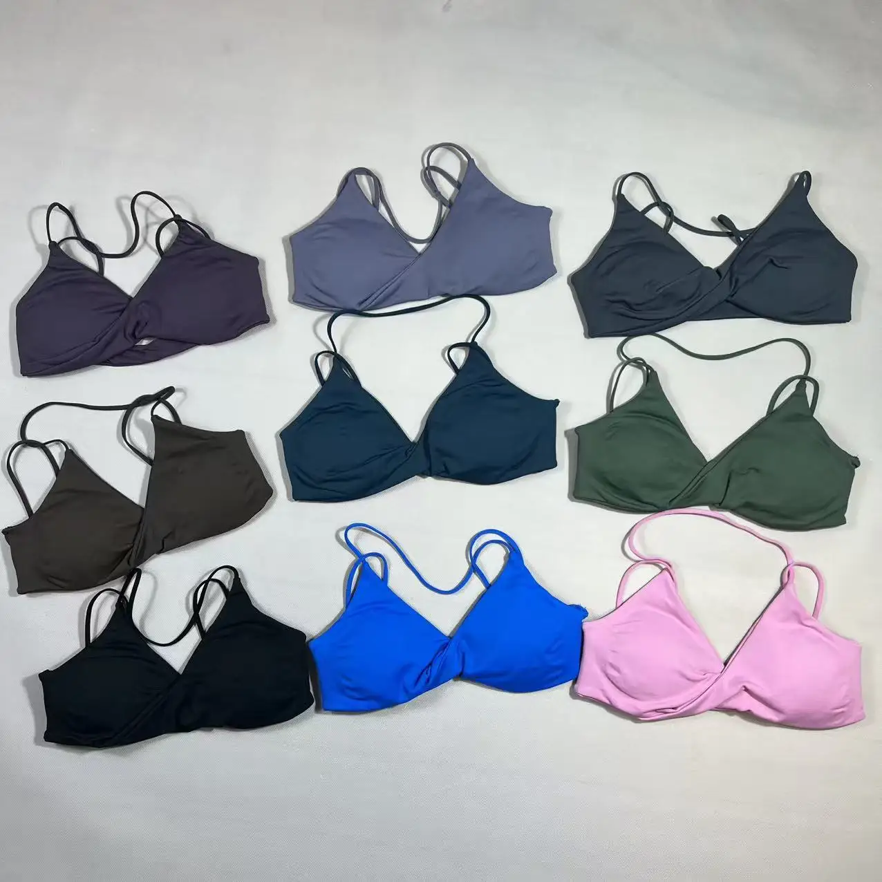 Twisted Front Sports Bra For Women Sexy V-neck Spaghetti Straps Workout Gym Crop Top With Removable Pads Seamless Yoga Bra Tops
Twisted Front Sports Bra For Women Sexy V-neck Spaghetti Straps Workout Gym Crop Top With Removable Pads Seamless Yoga Bra Tops