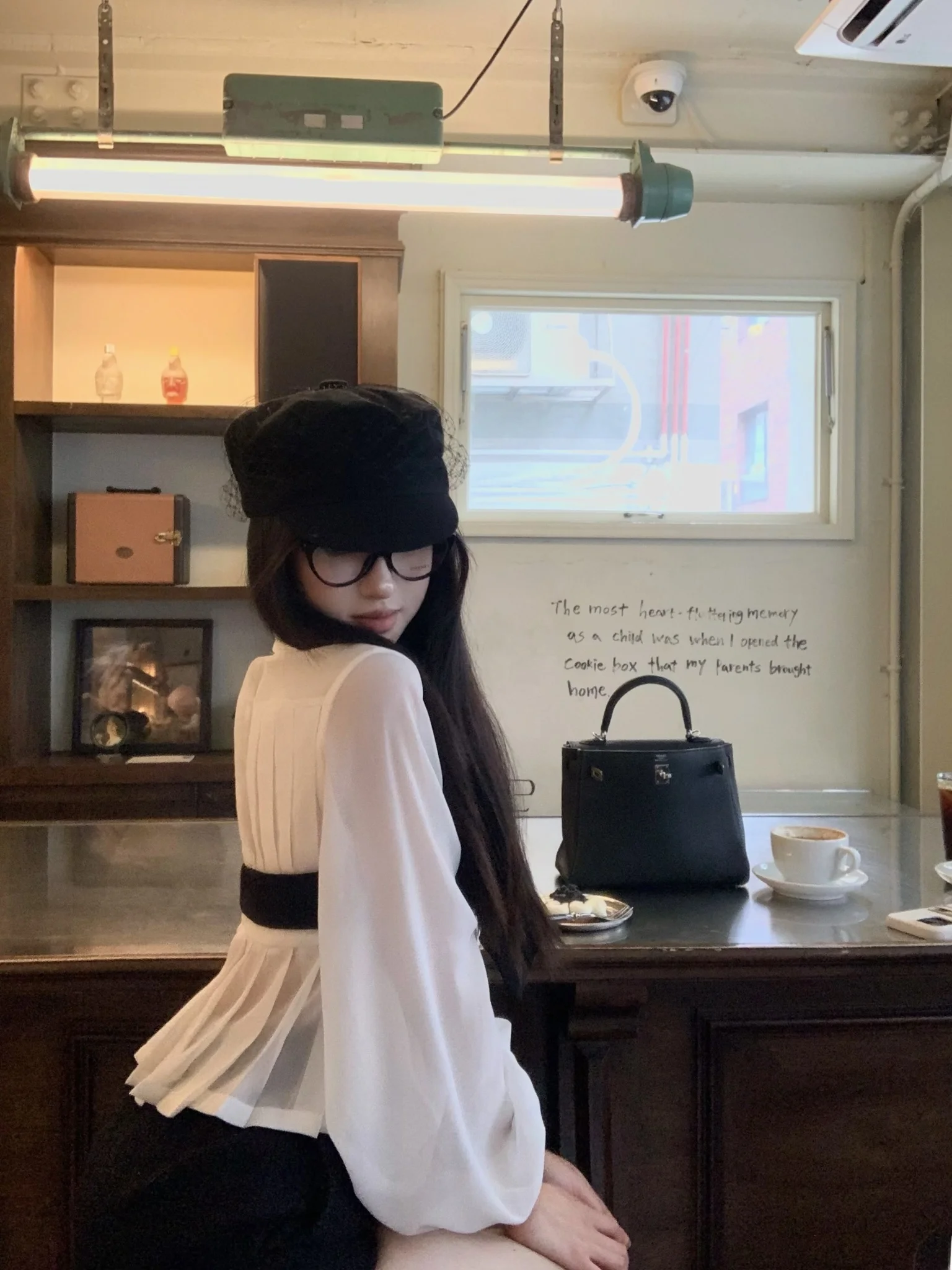 Romantic Vintage White irt with Puffy Sves And Knot Accordion Pleat Design Women's Loose Fit ort Top
Romantic Vintage White irt with Puffy Sves And Knot Accordion Pleat Design Women's Loose Fit ort Top