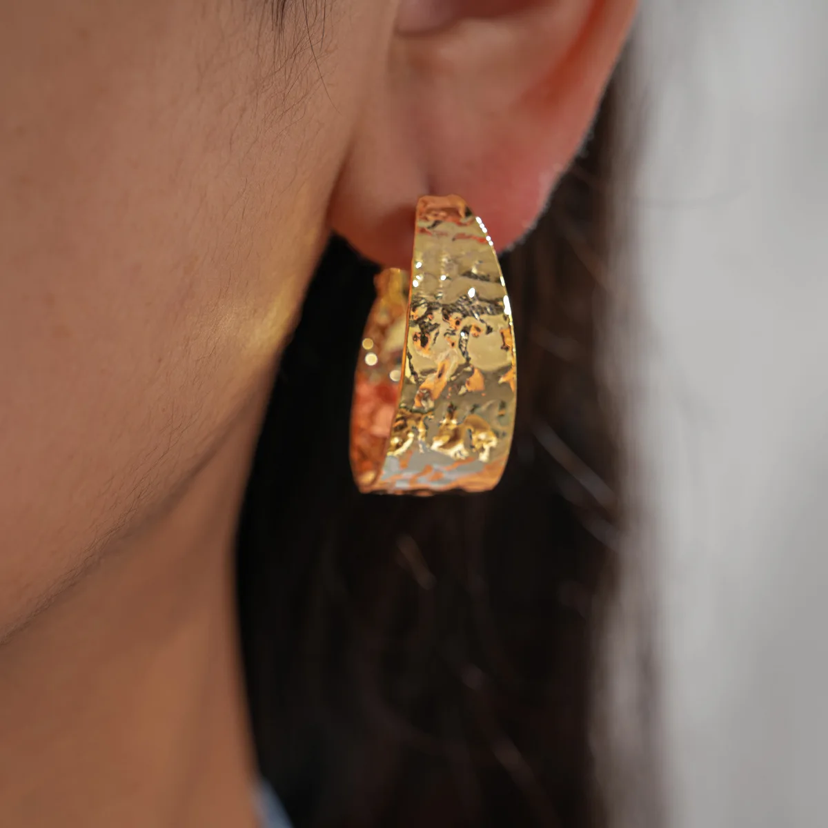 18k Gold Plated Textured Metalic Hoop Earrings Women Men Minimalist Chunky Huggie Earrings Fashion Jewelry Daily Party Casual
18k Gold Plated Textured Metalic Hoop Earrings Women Men Minimalist Chunky Huggie Earrings Fashion Jewelry Daily Party Casual