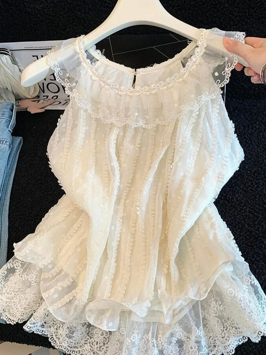 Gentle Wind Lace Trim Halter Neck Crop Top Women's Summer Slimming Sleeveless Patchwork Design Sense Fashionable Blouse
Gentle Wind Lace Trim Halter Neck Crop Top Women's Summer Slimming Sleeveless Patchwork Design Sense Fashionable Blouse
