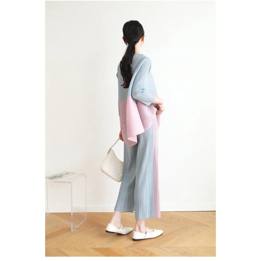 Miyake Pleated Tops T-shirt 2025 New Irregular Fold Loose Slimming Top Nine Minute Pants Plus Size Women's Loose Female Fashion
Miyake Pleated Tops T-shirt 2025 New Irregular Fold Loose Slimming Top Nine Minute Pants Plus Size Women's Loose Female Fashion