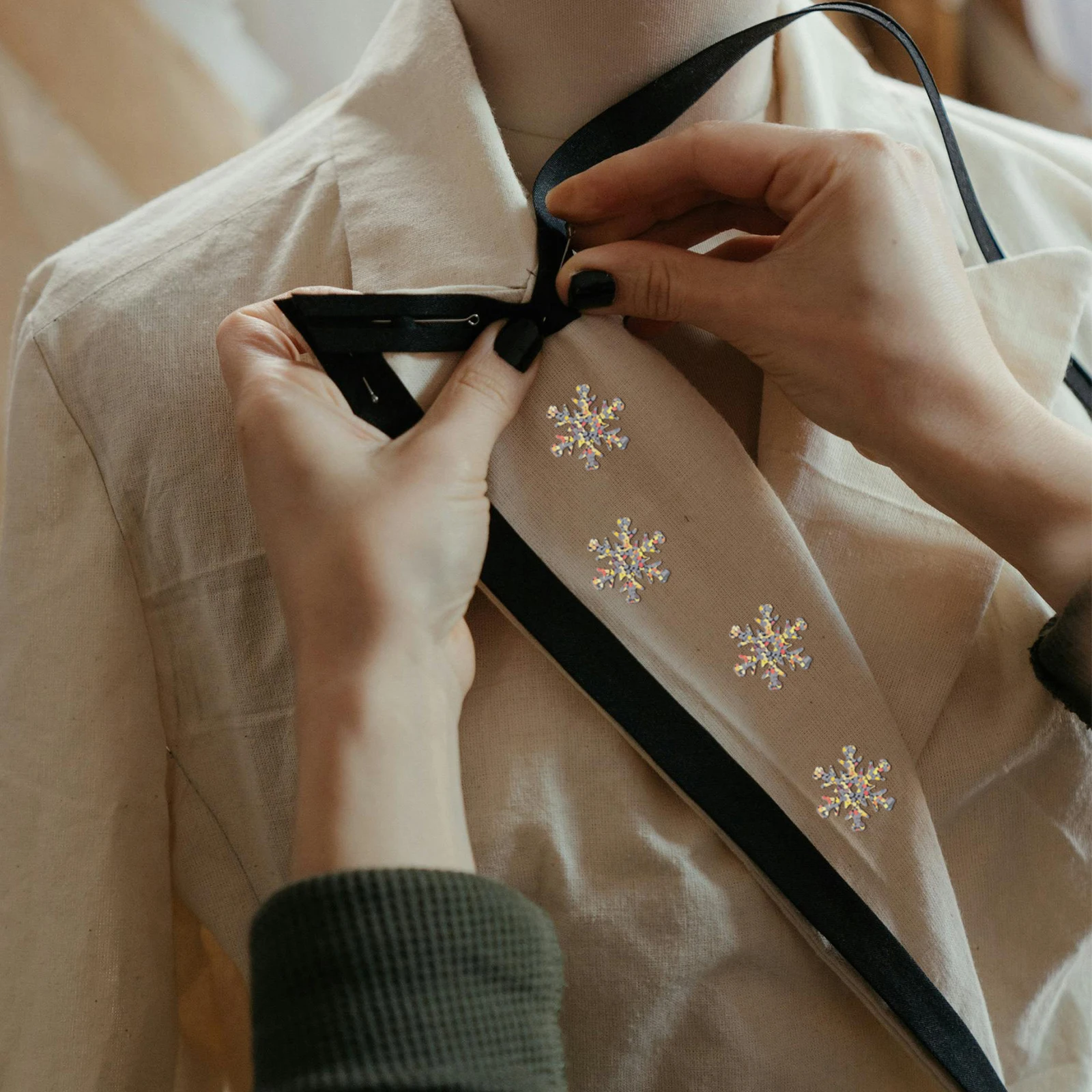 30g Snowflake Sequins Iridescent Glitter for DIY Crafts Christmas Table Confetti Holiday Decoration Winter Ornament Fillers
30g Snowflake Sequins Iridescent Glitter for DIY Crafts Christmas Table Confetti Holiday Decoration Winter Ornament Fillers