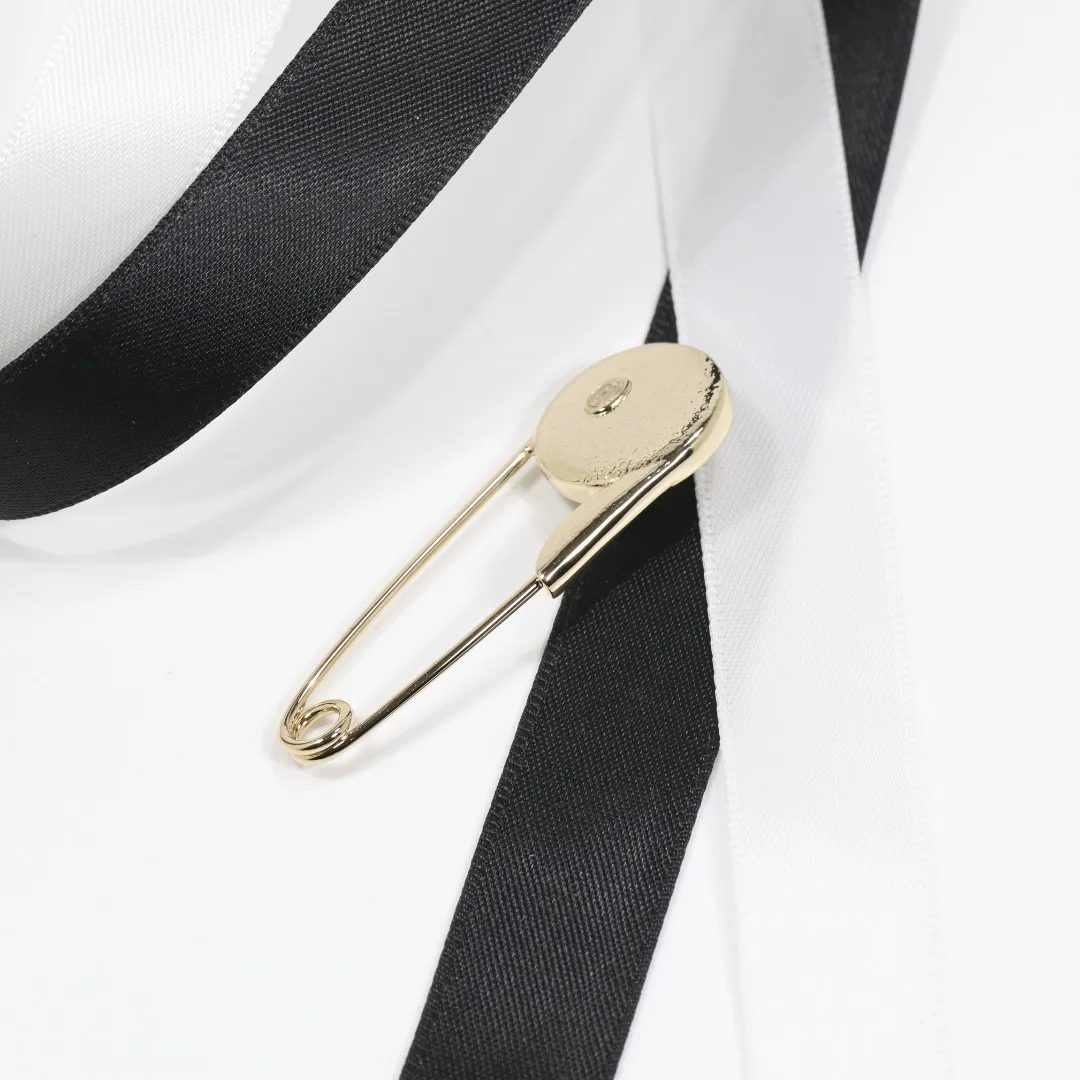Europe and the United States new high-end brand round bag buckle pin chest.
Europe and the United States new high-end brand round bag buckle pin chest.