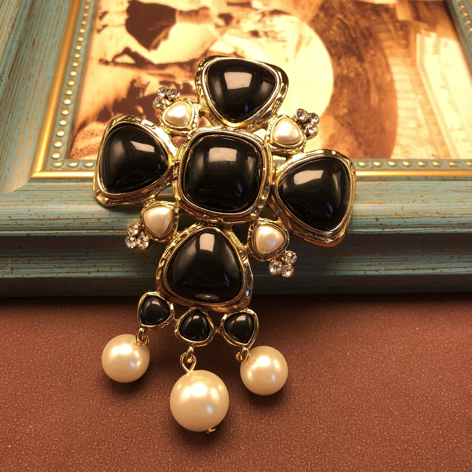 Ретро-брошь из черной смолы с инкрустацией жемчугом, в стиле французского дворца, винтажная модная брошь.
Ретро-брошь из черной смолы с инкрустацией жемчугом, в стиле французского дворца, винтажная модная брошь.