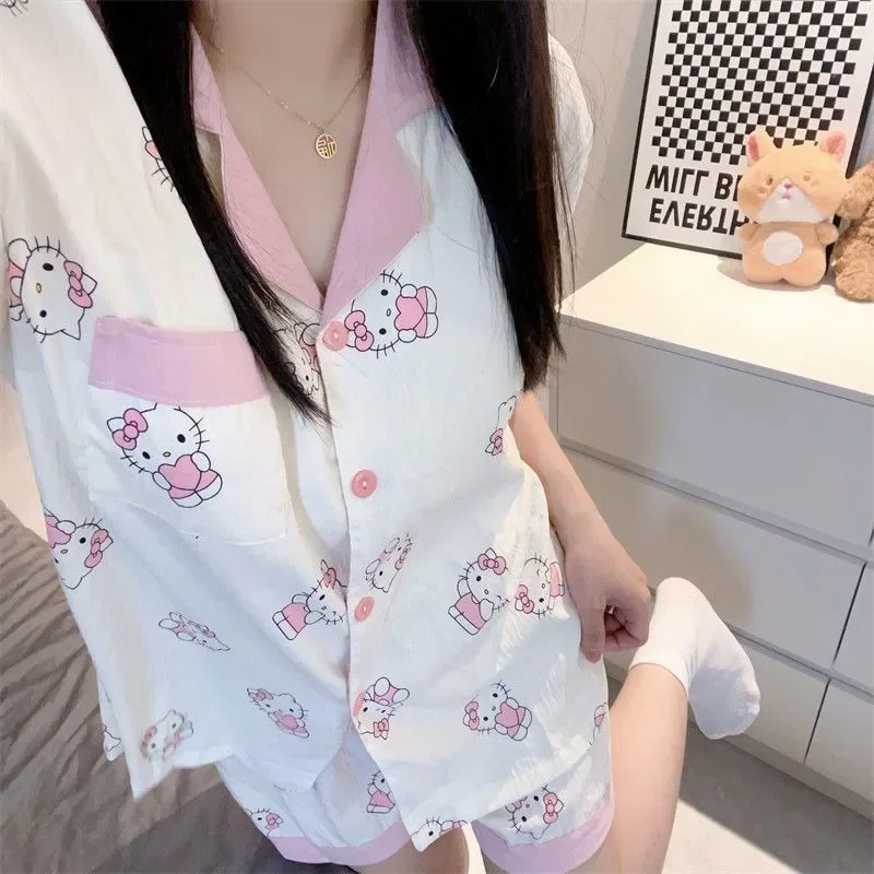 Summer new white lapel cartoon Hello Kitty pajamas women's loose short-sleeved shorts outside loungewear two-piece set
Summer new white lapel cartoon Hello Kitty pajamas women's loose short-sleeved shorts outside loungewear two-piece set