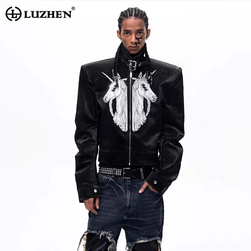 LUZHEN 2026 New Original Horse Pattern Patchwork Stand Neck Leather Jacket Men's Fashion Handsome High Quality Male Coat JY6434
LUZHEN 2026 New Original Horse Pattern Patchwork Stand Neck Leather Jacket Men's Fashion Handsome High Quality Male Coat JY6434