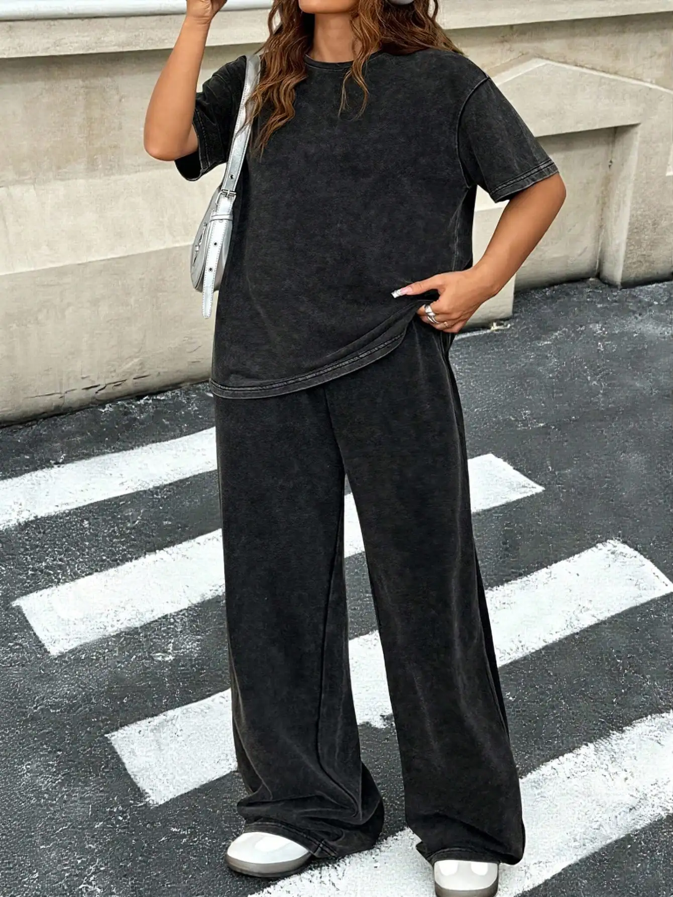 Комплект из двух предметов: свободная футболка больших размеров с эффектом потертости и широкие брюки из хлопка для весны и лета
Комплект из двух предметов: свободная футболка больших размеров с эффектом потертости и широкие брюки из хлопка для весны и лета