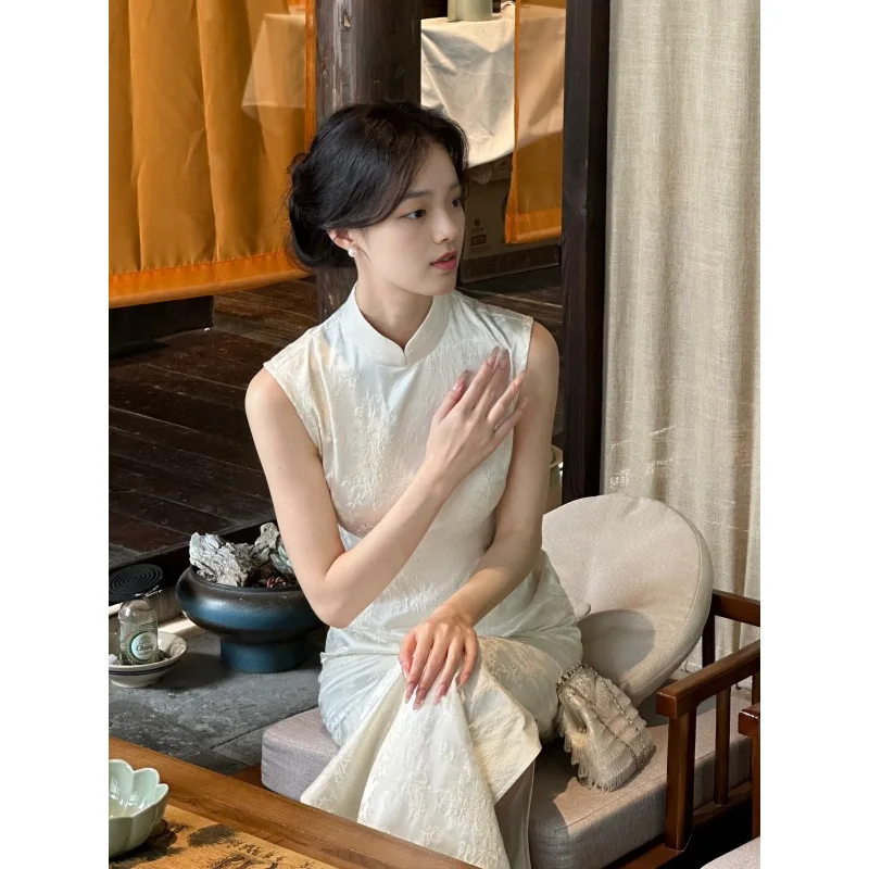 Traditional Chinese White Jacquard Sleeveless Long Cheongsam Slim Elegant Qipao Dress New Summer Fashion Party Dress CH-118
Traditional Chinese White Jacquard Sleeveless Long Cheongsam Slim Elegant Qipao Dress New Summer Fashion Party Dress CH-118