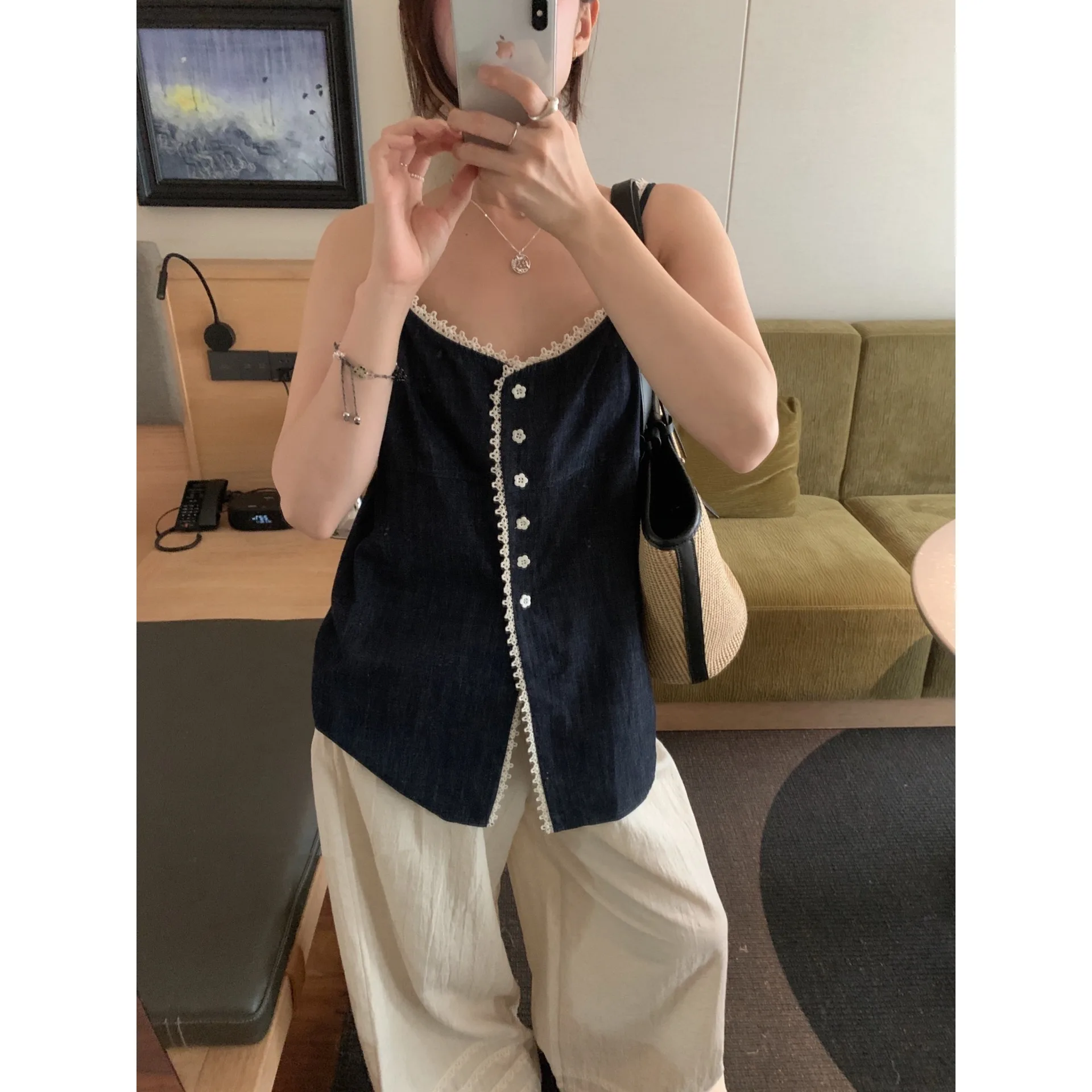 Retro Lace Trim Splice Single Button Denim Sleeveless Vest Top Women's Summer New Style Korean Style Casual Fashion
Retro Lace Trim Splice Single Button Denim Sleeveless Vest Top Women's Summer New Style Korean Style Casual Fashion