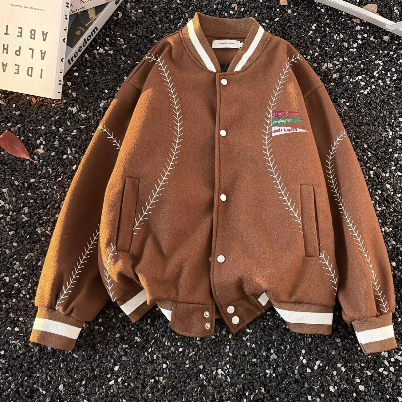 Свободная посадка для бейсбола, мужская модная спортивная повседневная верхняя одежда для пар, американский уличный дизайн, свободный бейсбольный воротник
Свободная посадка для бейсбола, мужская модная спортивная повседневная верхняя одежда для пар, американский уличный дизайн, свободный бейсбольный воротник