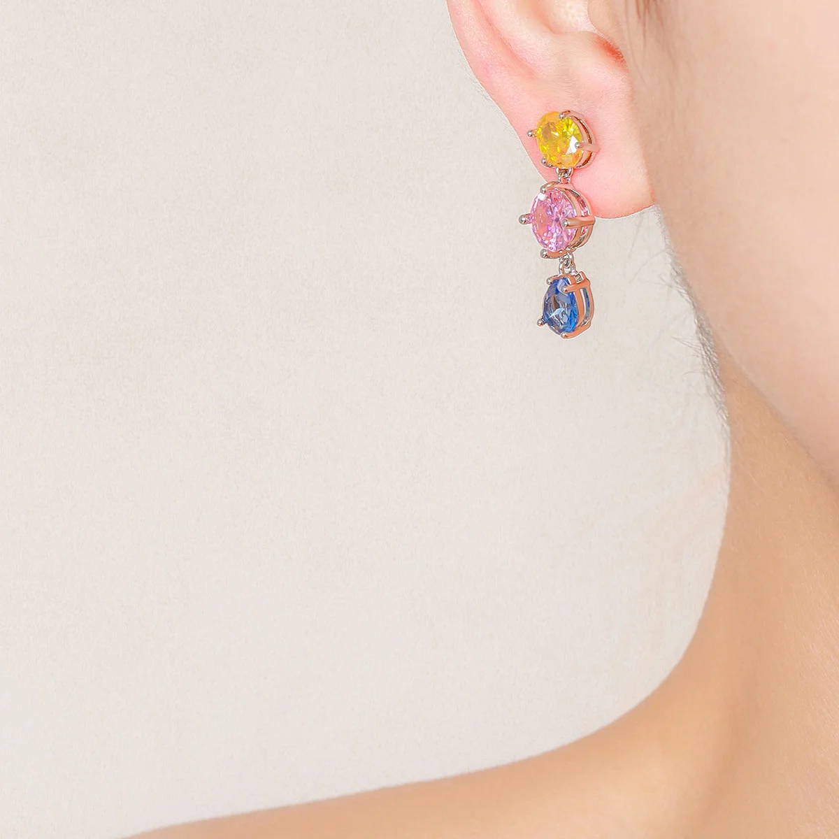 Luxury and sweet girl's earrings, fashionable and versatile, multi-colored zirconia earrings, elegant ear accessories
Luxury and sweet girl's earrings, fashionable and versatile, multi-colored zirconia earrings, elegant ear accessories
