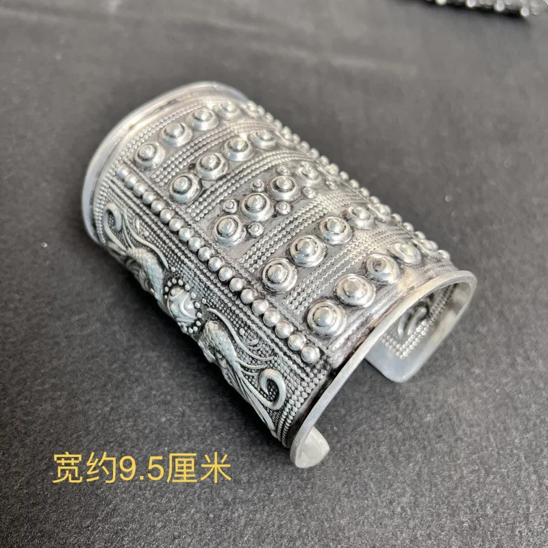 National wind heavy industry carved Miao Yin bracelet arm ring retro fashion open bracelet national jewelry.
National wind heavy industry carved Miao Yin bracelet arm ring retro fashion open bracelet national jewelry.