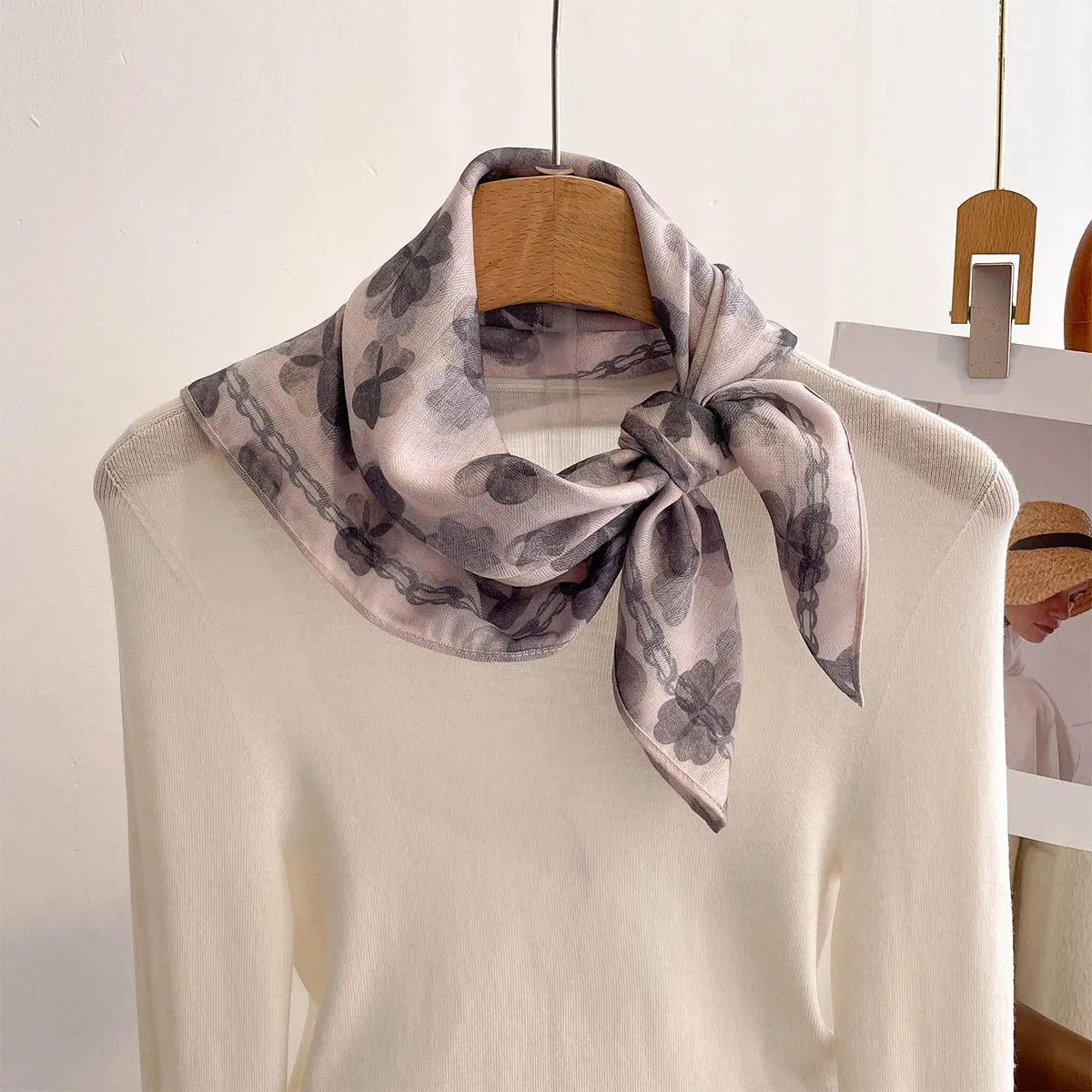 Neckerchief Silk Square Scarf Hijab Women's Scarf Luxury Shawl Headband Handkerchief Foulards Femme Accesories Ribbon Headscarf
Neckerchief Silk Square Scarf Hijab Women's Scarf Luxury Shawl Headband Handkerchief Foulards Femme Accesories Ribbon Headscarf