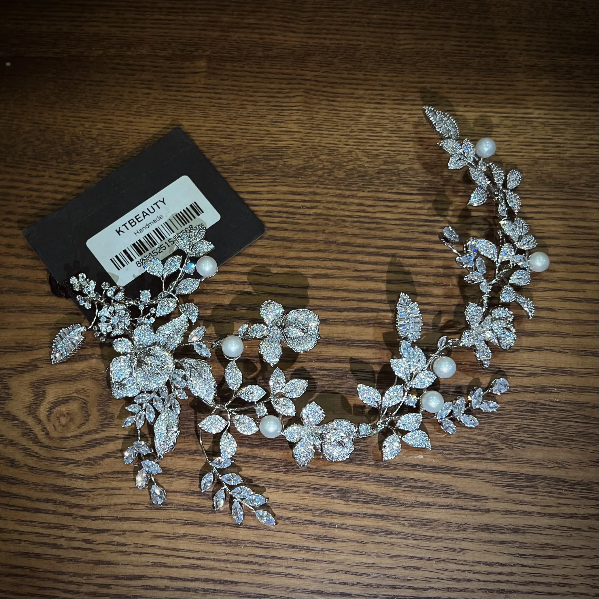KTBEAUTY Lucury Wedding Hair Accessories Zirconia Flowers And Leafs Tiaras Europen And American Crowns Royal Bridal Jewelry
KTBEAUTY Lucury Wedding Hair Accessories Zirconia Flowers And Leafs Tiaras Europen And American Crowns Royal Bridal Jewelry