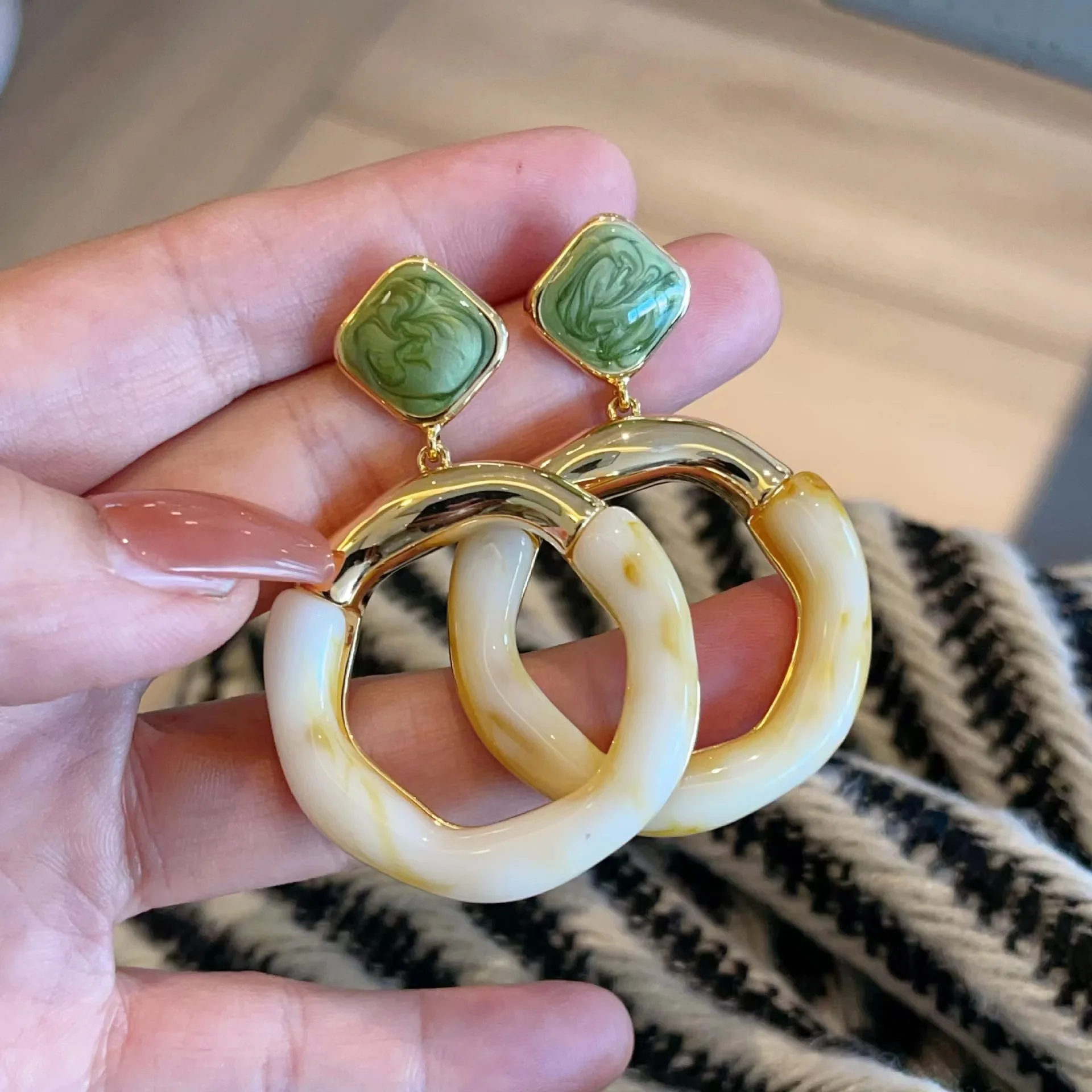 Small vintage Maillard color ivory white painted glaze large earrings Fashion personality trend shaped earrings
Small vintage Maillard color ivory white painted glaze large earrings Fashion personality trend shaped earrings