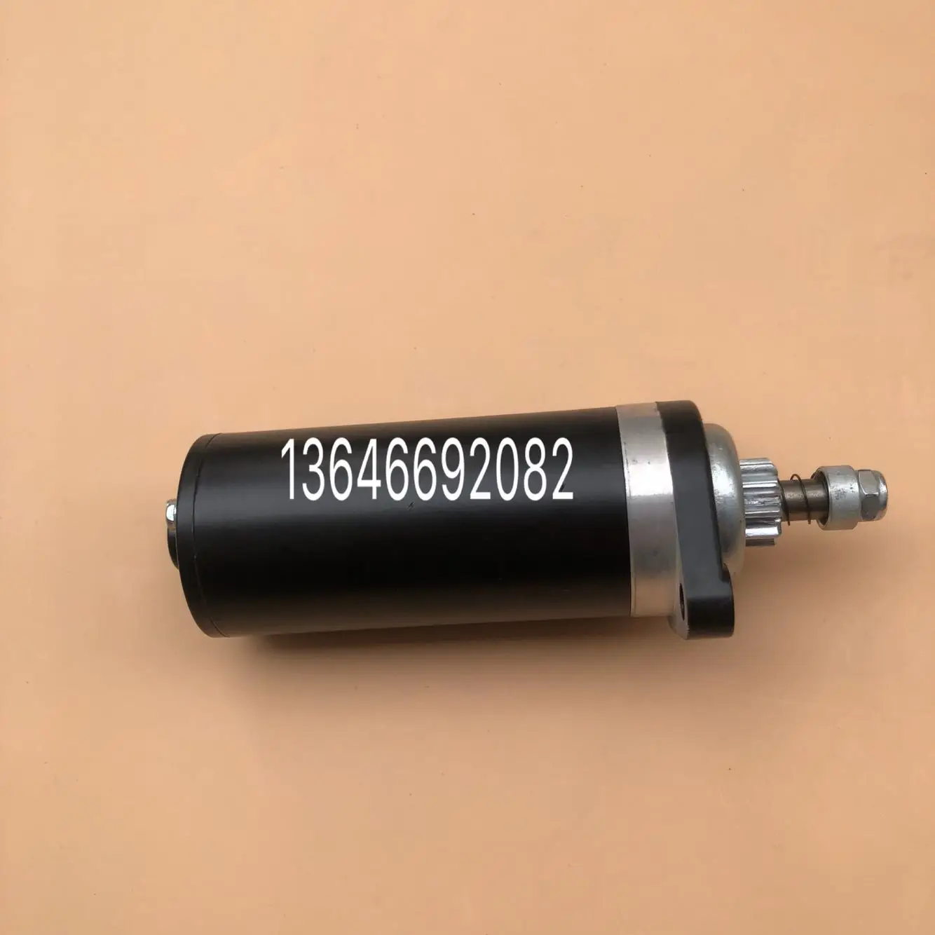 A complete set of 18 horsepower outboard suspension motors for electric starting, suitable for Mercury 15 horses.
A complete set of 18 horsepower outboard suspension motors for electric starting, suitable for Mercury 15 horses.